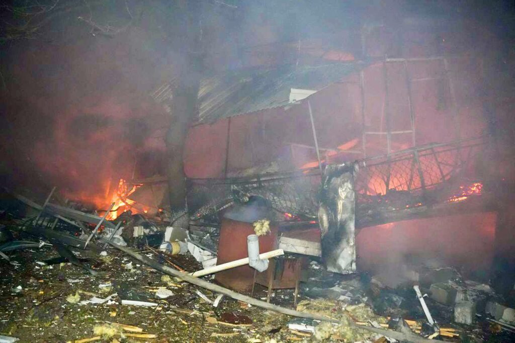На Одещині через нічну атаку пошкоджені резервуари з олією та житлова п’ятиповерхівка