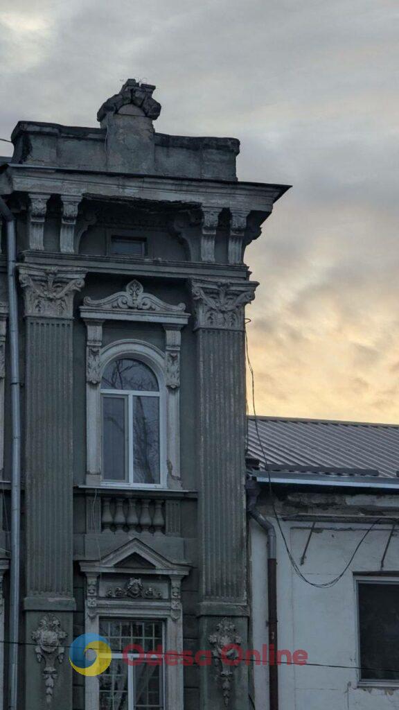 Одесити насолоджуються морем та цвітом сакур у паузах між тривогами Одесити насолоджуються морем та цвітом сакур у паузах між тривогами