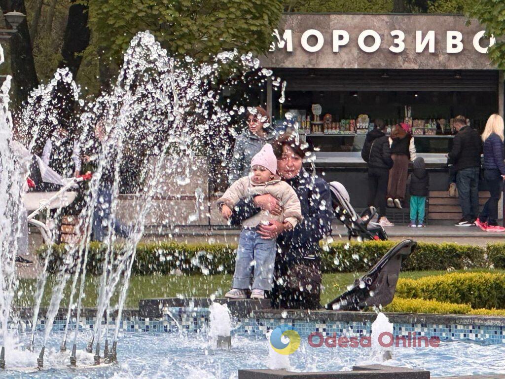 Одесити насолоджуються морем та цвітом сакур у паузах між тривогами Одесити насолоджуються морем та цвітом сакур у паузах між тривогами