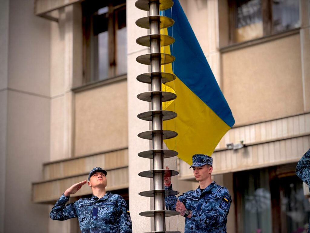В Одесі урочисто підняли прапор ВМС ЗСУ (фото)