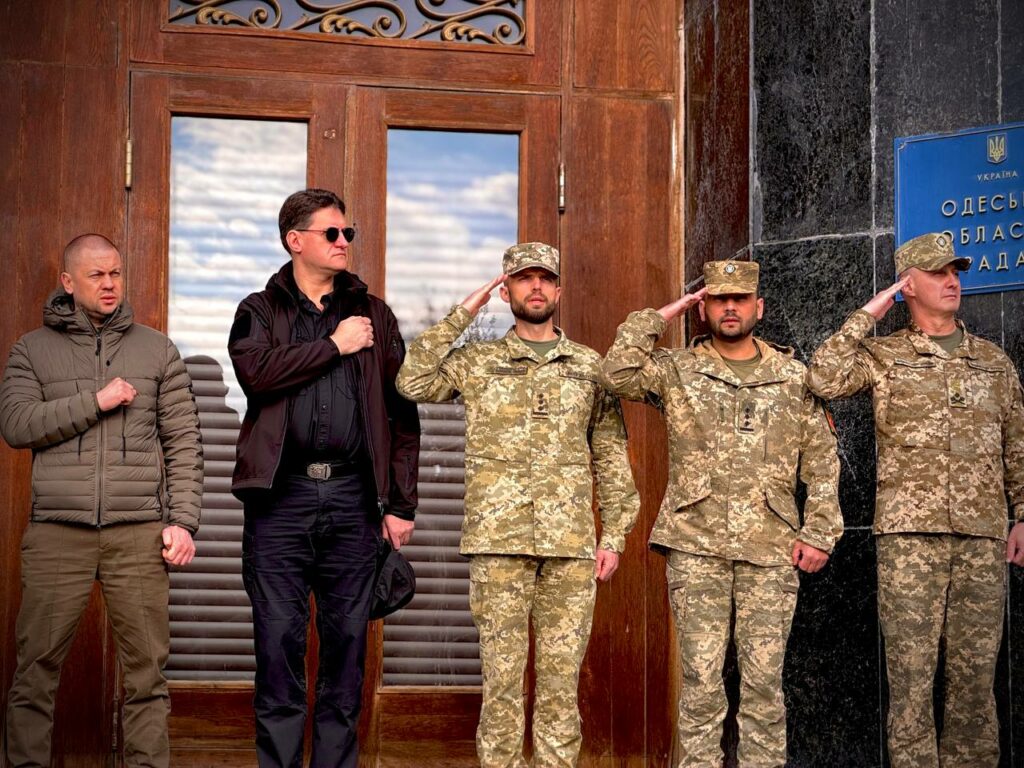 В Одесі урочисто підняли прапор ВМС ЗСУ (фото)
