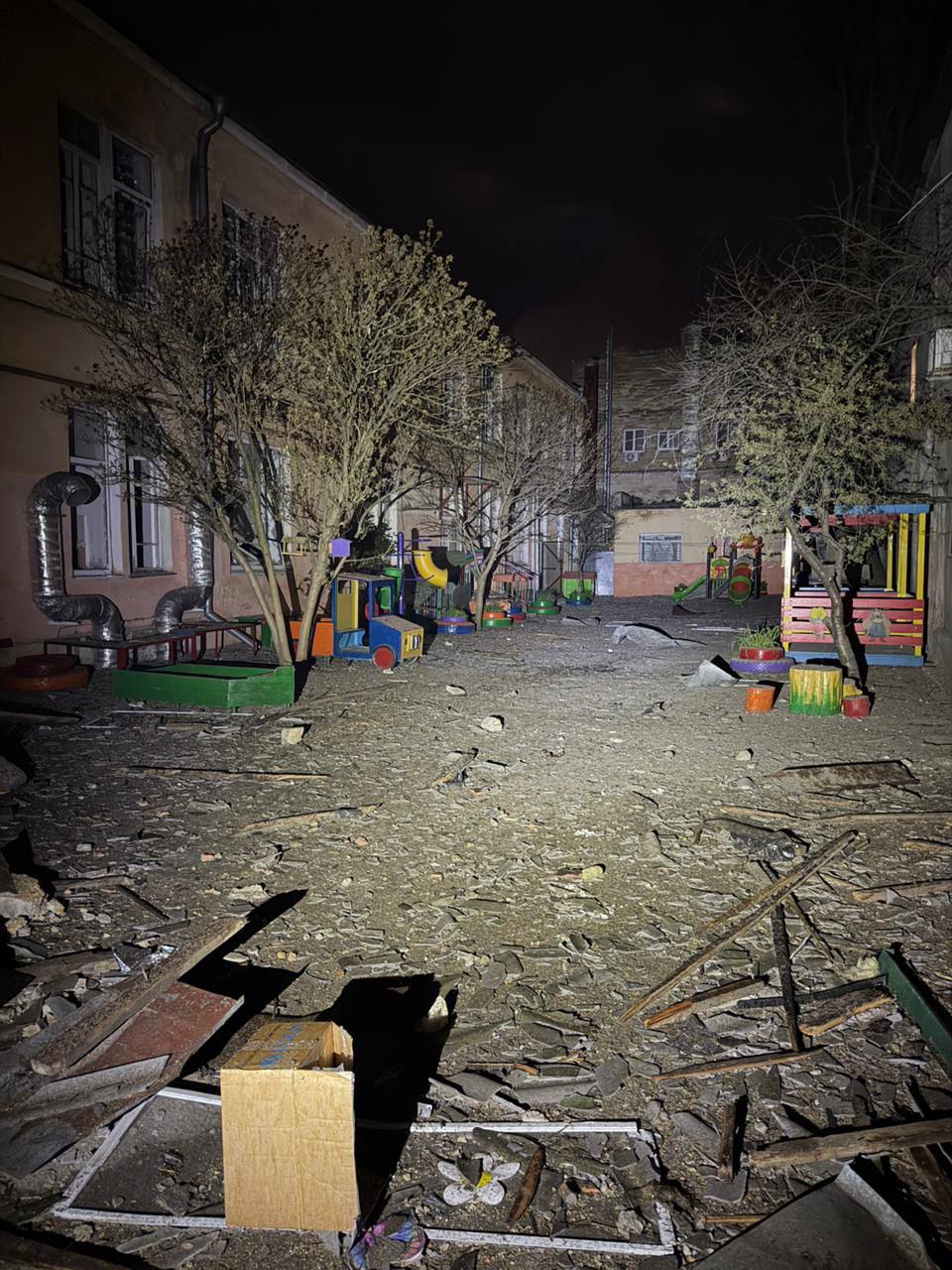 Ночью РФ массированно атаковала Одессу: 18 человек пострадали, повреждены жилые дома, отель и детсад Ночью РФ массированно атаковала Одессу: 18 человек пострадали, повреждены жилые дома, отель и детсад