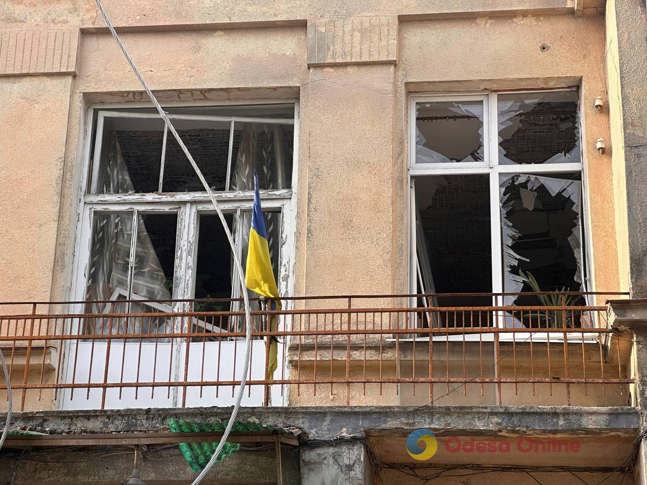Пошкоджені будинки, готель і дитсадок: світлини наслідків нічної атаки по Одесі та розповіді очевидців Пошкоджені будинки, готель і дитсадок: світлини наслідків нічної атаки по Одесі та розповіді очевидців