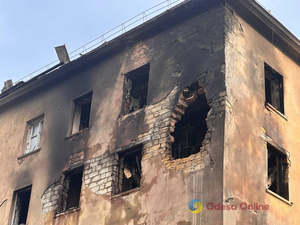 Пошкоджені будинки, готель і дитсадок: світлини наслідків нічної атаки по Одесі та розповіді очевидців Пошкоджені будинки, готель і дитсадок: світлини наслідків нічної атаки по Одесі та розповіді очевидців