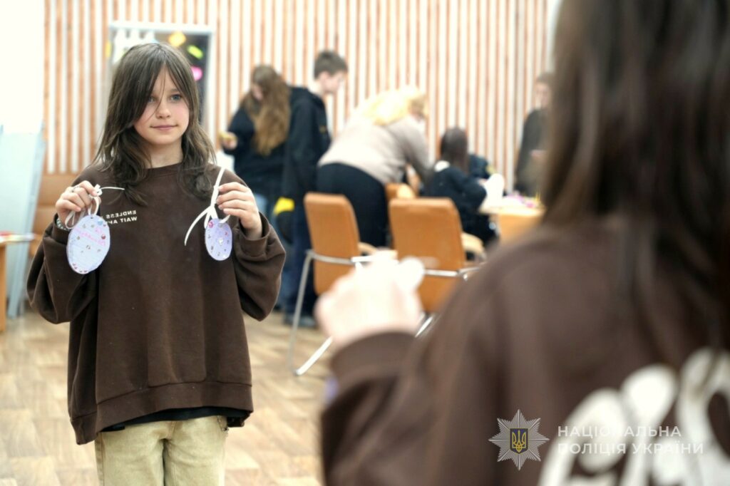 Одесские полицейские организовали пасхальный праздник для детей-переселенцев
