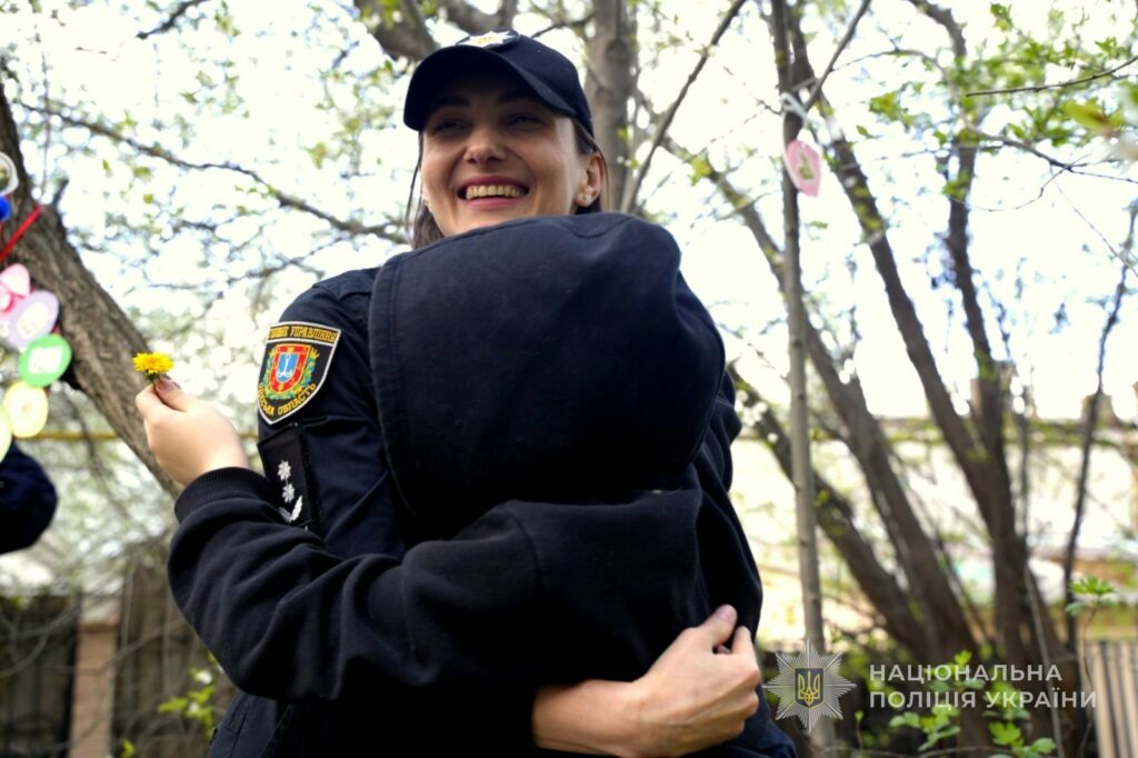 Одесские полицейские организовали пасхальный праздник для детей-переселенцев