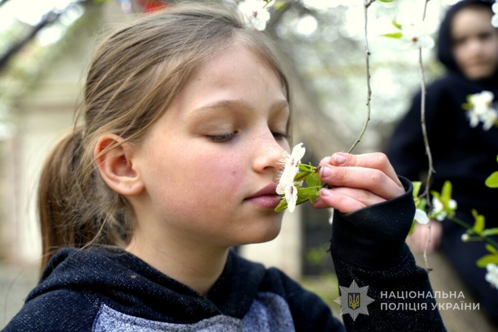 Одесские полицейские организовали пасхальный праздник для детей-переселенцев