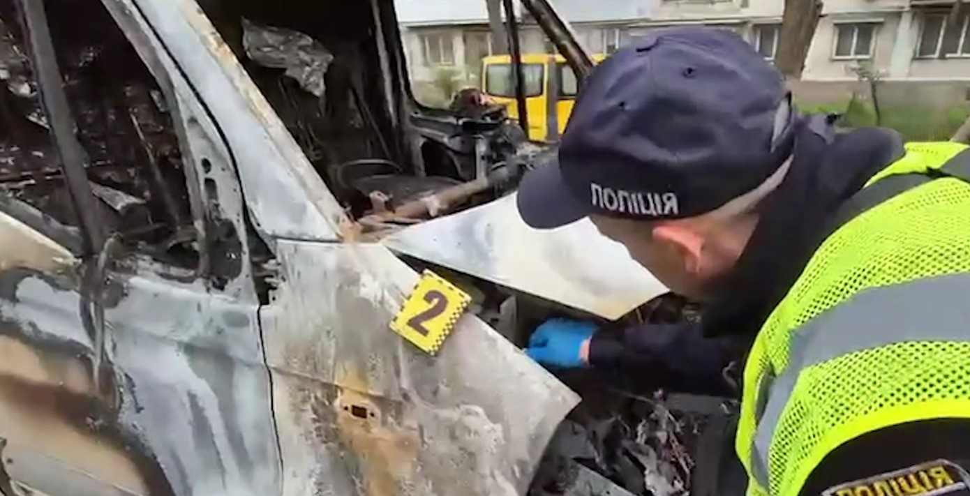 В Одесі молодик на замовлення спалив мікроавтобус