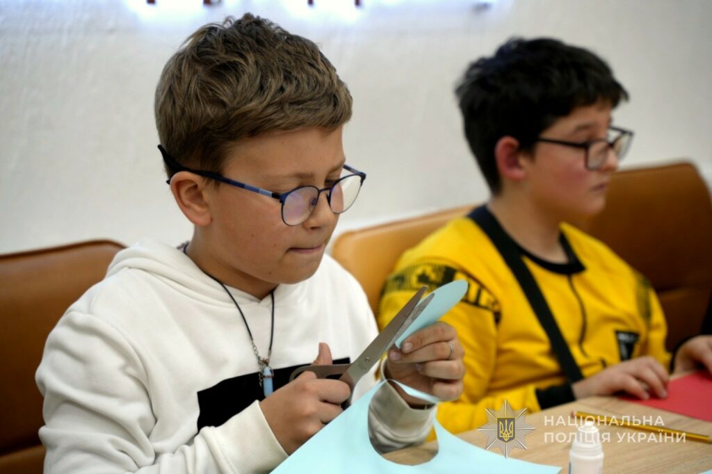 Одесские полицейские организовали пасхальный праздник для детей-переселенцев