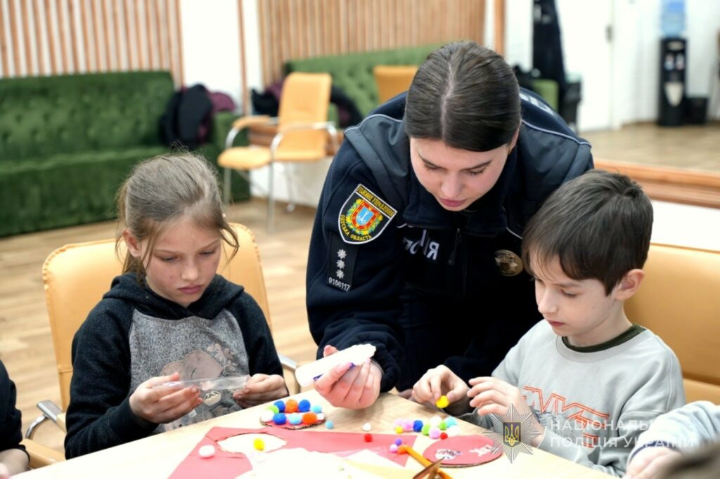 Одесские полицейские организовали пасхальный праздник для детей-переселенцев