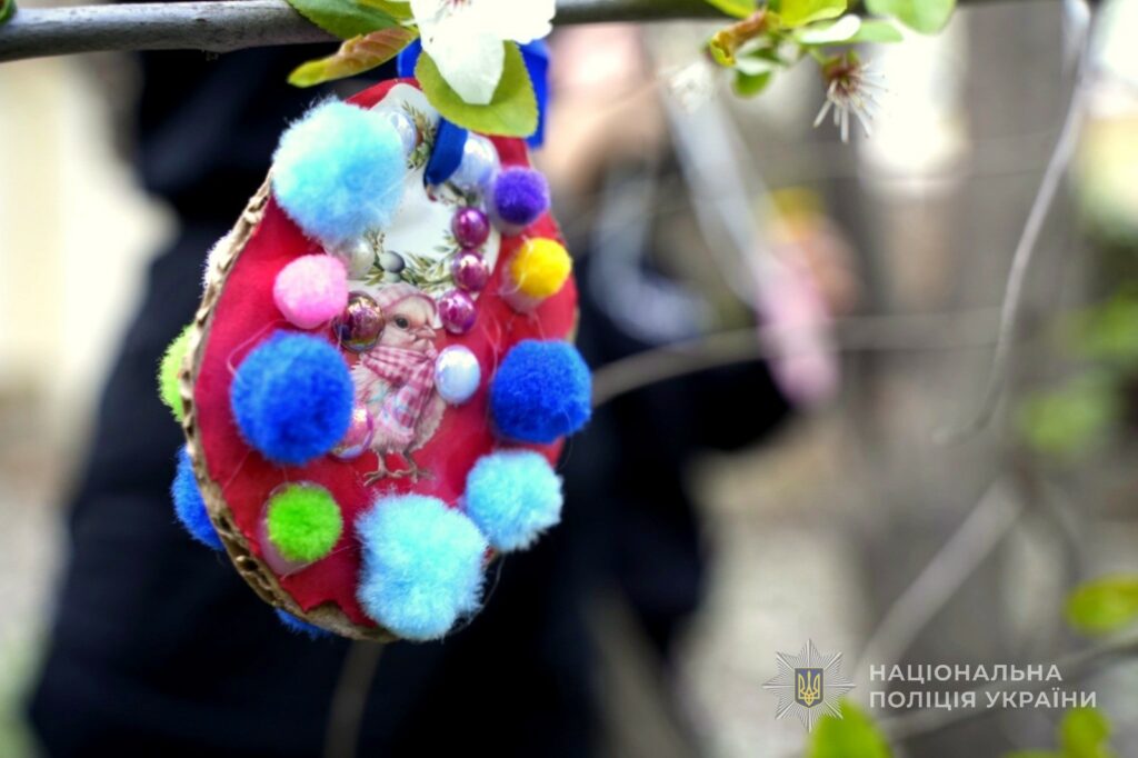 Одесские полицейские организовали пасхальный праздник для детей-переселенцев