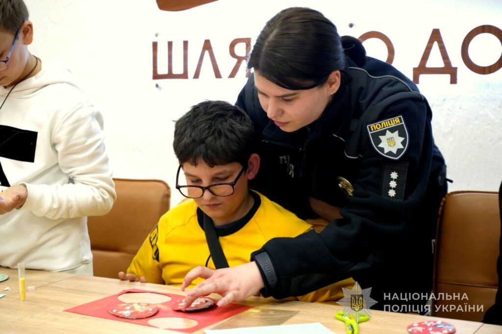Одесские полицейские организовали пасхальный праздник для детей-переселенцев