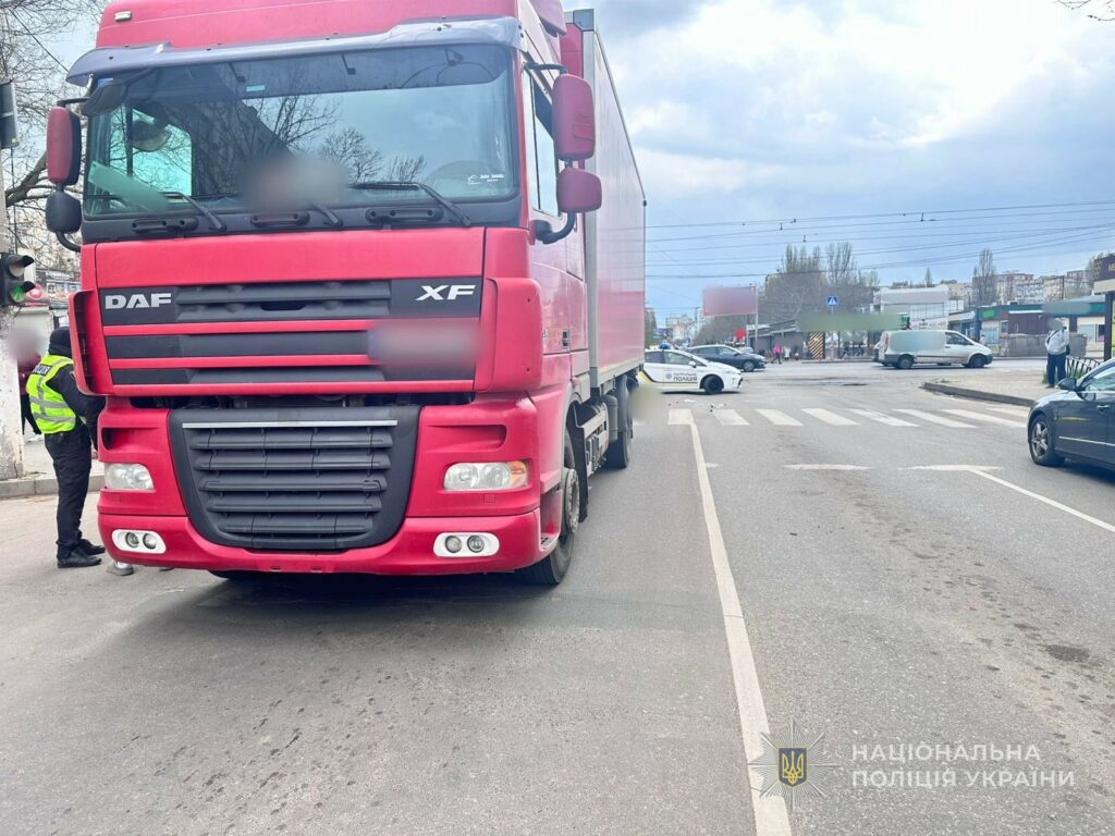 Одесса: в Пересыпском районе грузовик насмерть сбил женщину