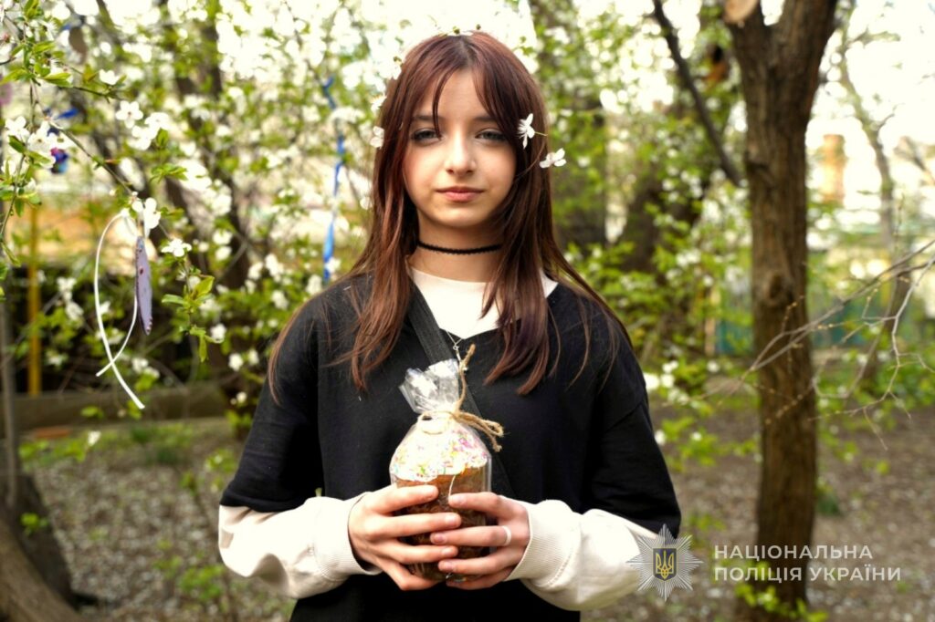 Одесские полицейские организовали пасхальный праздник для детей-переселенцев