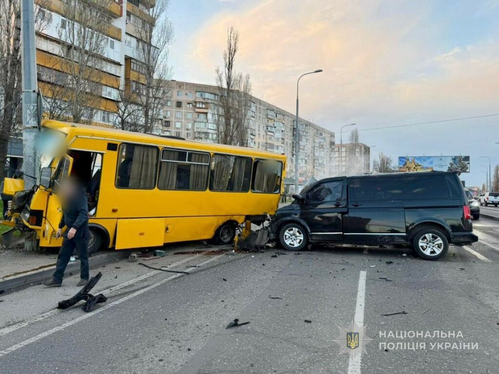 В Одессе на Балковской столкнулись маршрутка и микроавтобус: есть погибшая В Одессе на Балковской столкнулись маршрутка и микроавтобус: есть погибшая