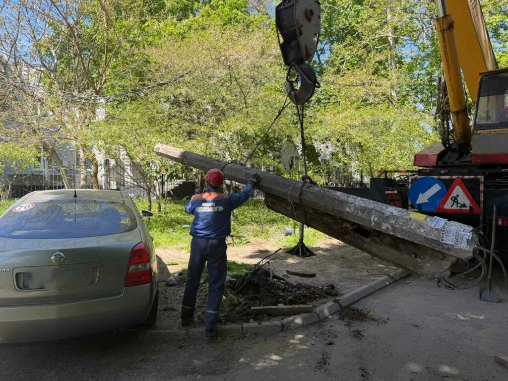 У Київському районі Одеси замінили пошкоджену внаслідок негоди електроопору В Киевском районе Одессы заменили поврежденную в результате непогоды электроопору