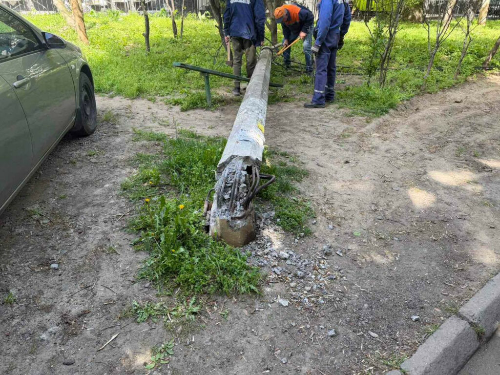 У Київському районі Одеси замінили пошкоджену внаслідок негоди електроопору В Киевском районе Одессы заменили поврежденную в результате непогоды электроопору