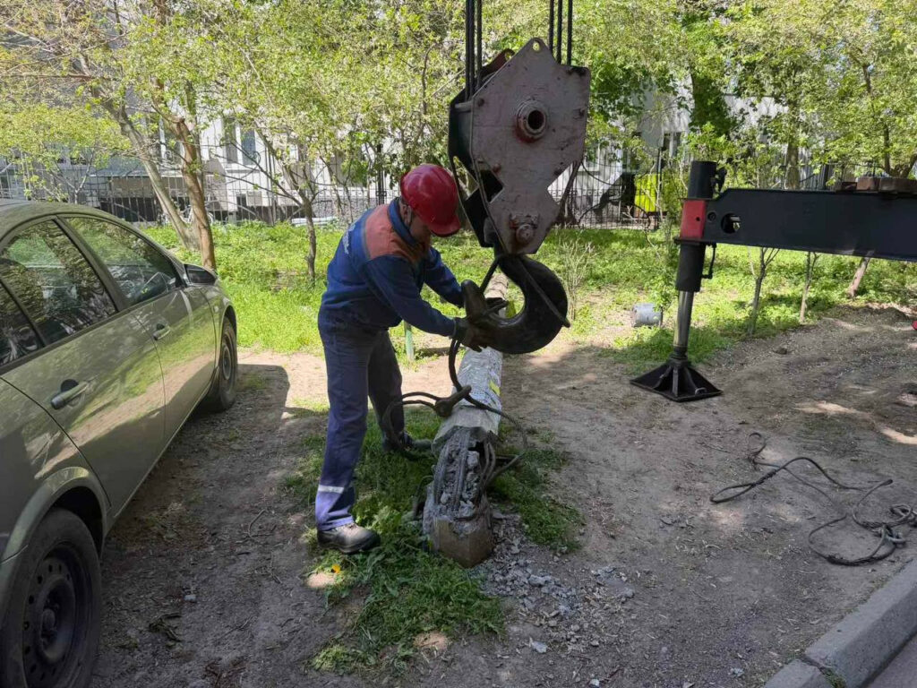 У Київському районі Одеси замінили пошкоджену внаслідок негоди електроопору В Киевском районе Одессы заменили поврежденную в результате непогоды электроопору