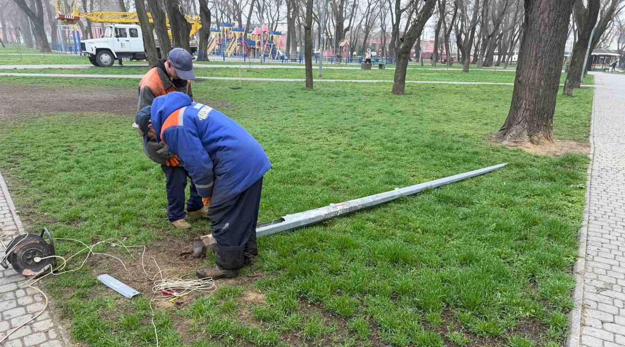 В Одесі на Старосінній площі замінюють опори освітлення