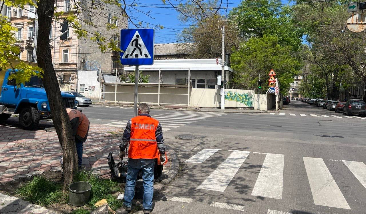 В Одессе обновляют дорожные знаки и светофоры В Одессе обновляют дорожные знаки и светофоры