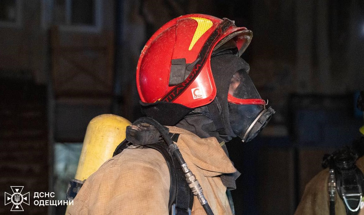 В Одесі вогнеборці врятували жінку з палаючої квартири
