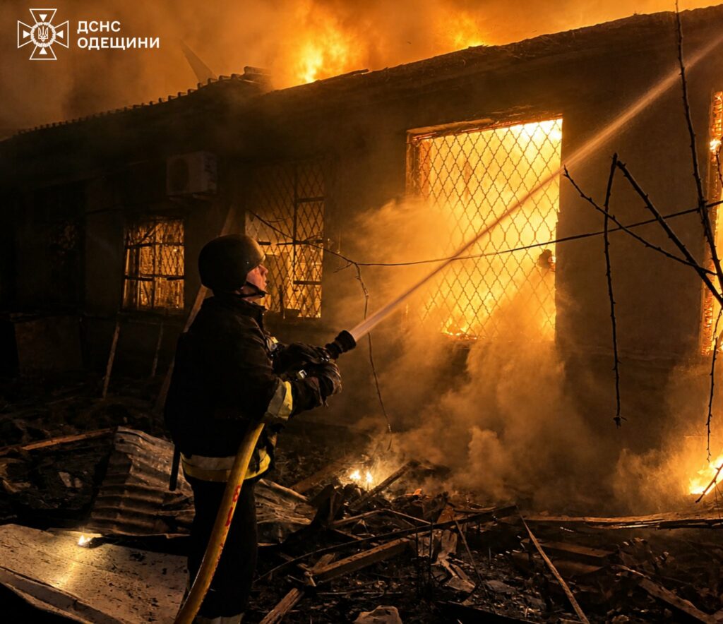 ДСНС показала кадри ліквідації наслідків нічної атаки на Одещину&nbsp;