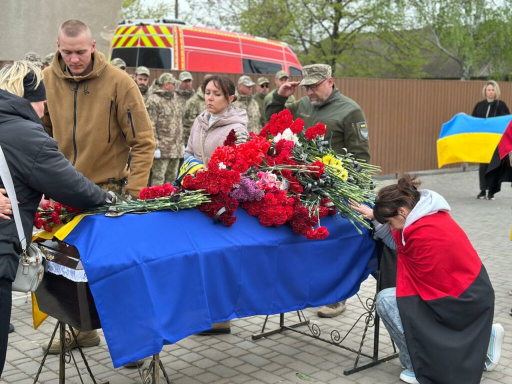 В Одесской области простились с павшим пограничником Павлом Осадчим