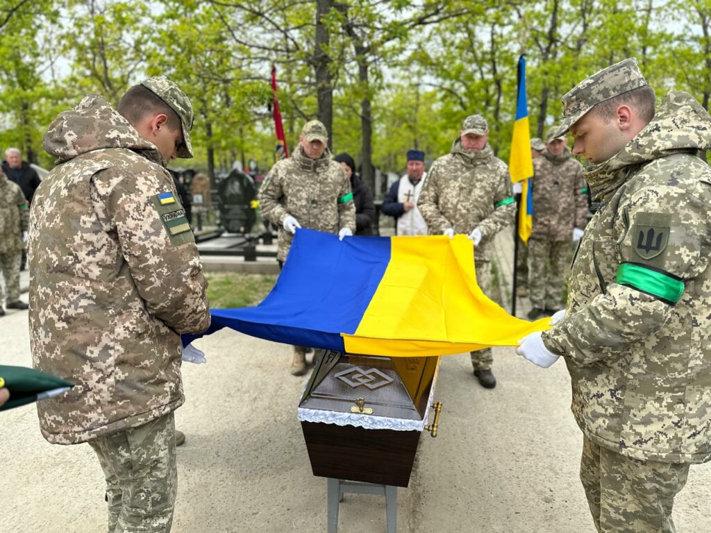 В Одесской области простились с павшим пограничником Павлом Осадчим
