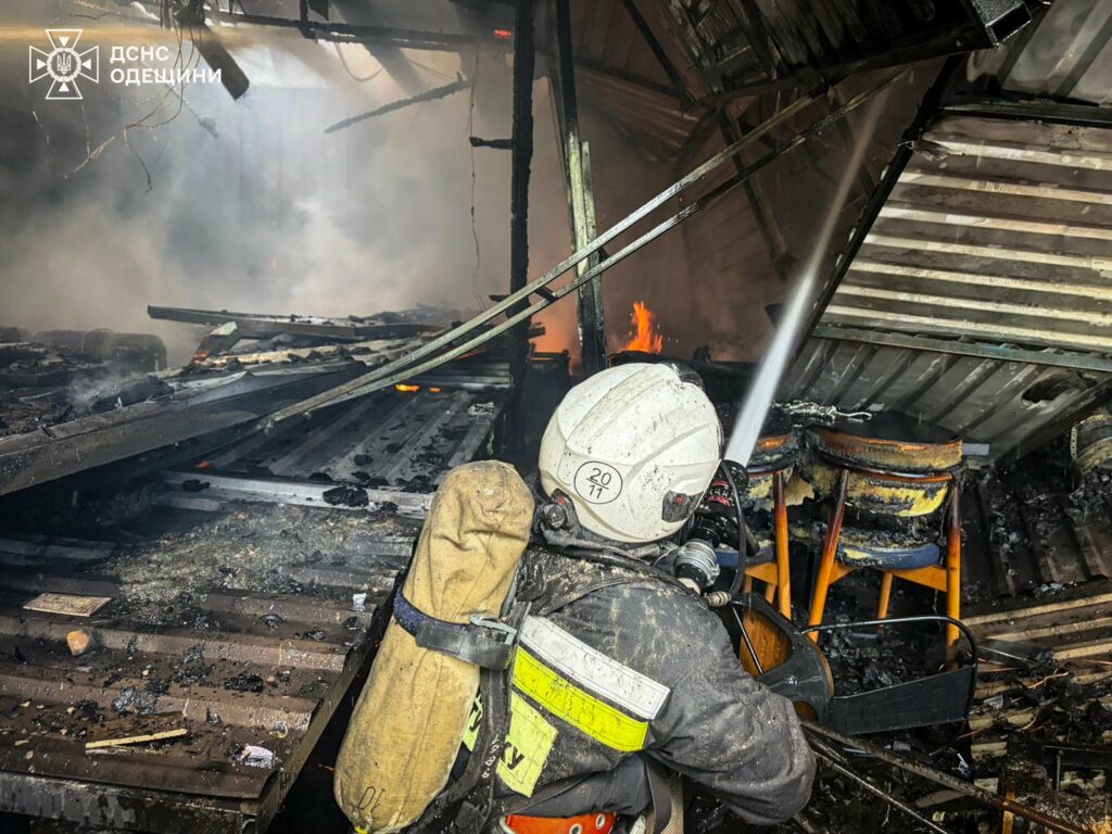 Спасатели потушили масштабный пожар в кафе в Одесской области (фото)