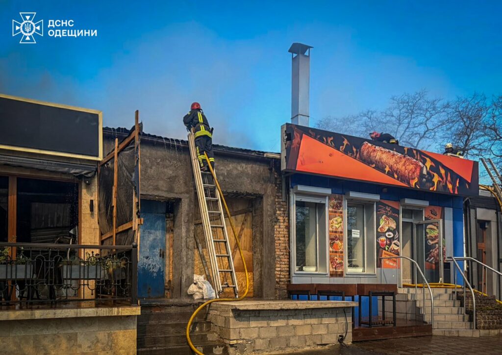 Спасатели потушили масштабный пожар в кафе в Одесской области (фото)