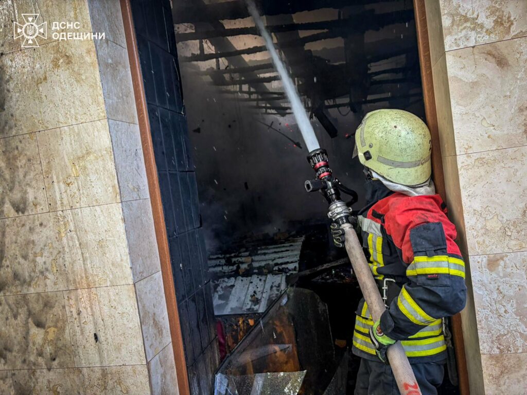 Спасатели потушили масштабный пожар в кафе в Одесской области (фото)