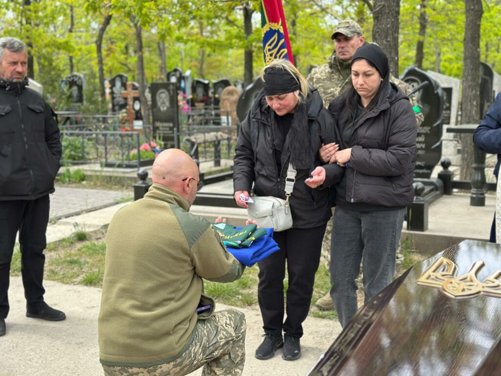 В Одесской области простились с павшим пограничником Павлом Осадчим