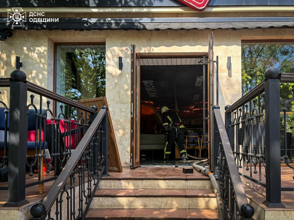 Спасатели потушили масштабный пожар в кафе в Одесской области (фото)
