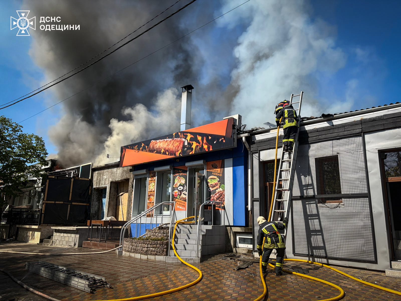 Спасатели потушили масштабный пожар в кафе в Одесской области (фото)