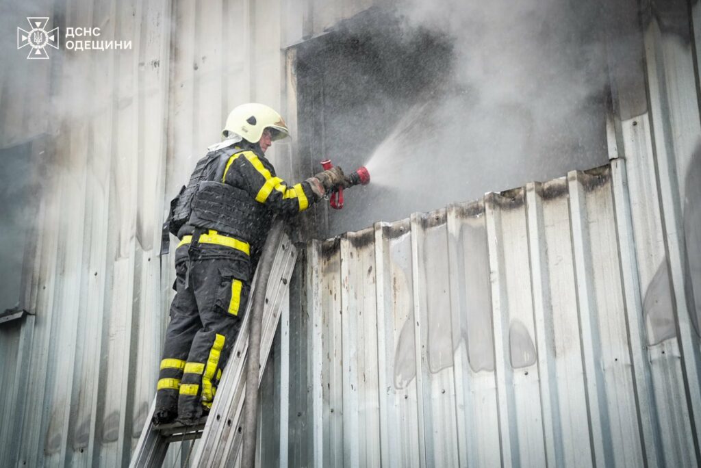 Понад 60 рятувальників ліквідовували наслідки ворожої атаки на порти Одещини (фото, відео) Более 60 спасателей ликвидировали последствия вражеской атаки на порты Одесской области