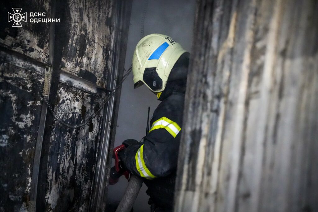 Понад 60 рятувальників ліквідовували наслідки ворожої атаки на порти Одещини (фото, відео) Более 60 спасателей ликвидировали последствия вражеской атаки на порты Одесской области
