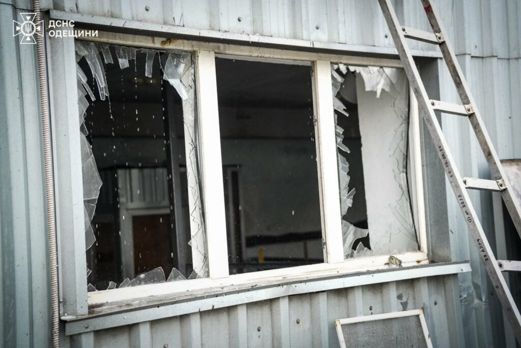Понад 60 рятувальників ліквідовували наслідки ворожої атаки на порти Одещини (фото, відео) Более 60 спасателей ликвидировали последствия вражеской атаки на порты Одесской области