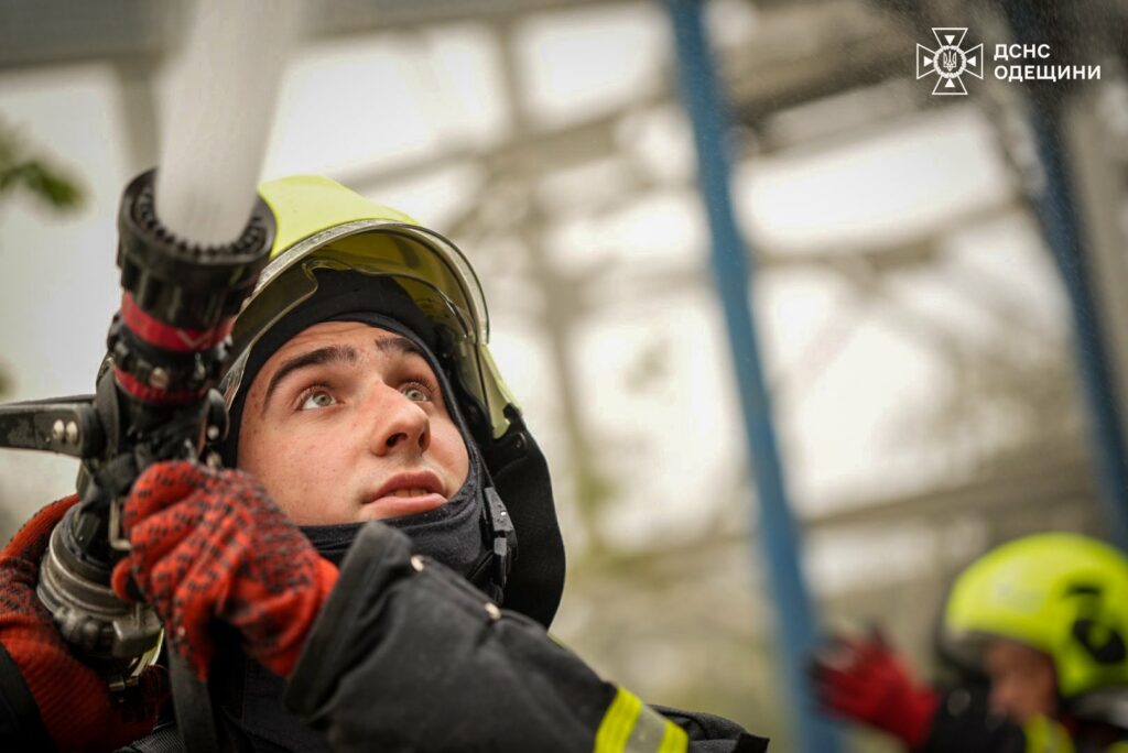 Понад 60 рятувальників ліквідовували наслідки ворожої атаки на порти Одещини (фото, відео) Более 60 спасателей ликвидировали последствия вражеской атаки на порты Одесской области