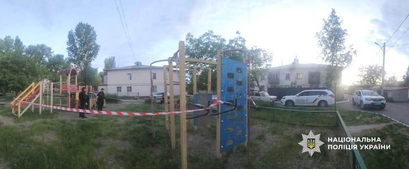 Позначка «самогубство»: в Одесі на дитячому майданчику виявили тіло жінки з ножовим пораненням шиї Позначка «самогубство»: в Одесі на дитячому майданчику виявили тіло жінки з ножовим пораненням шиї