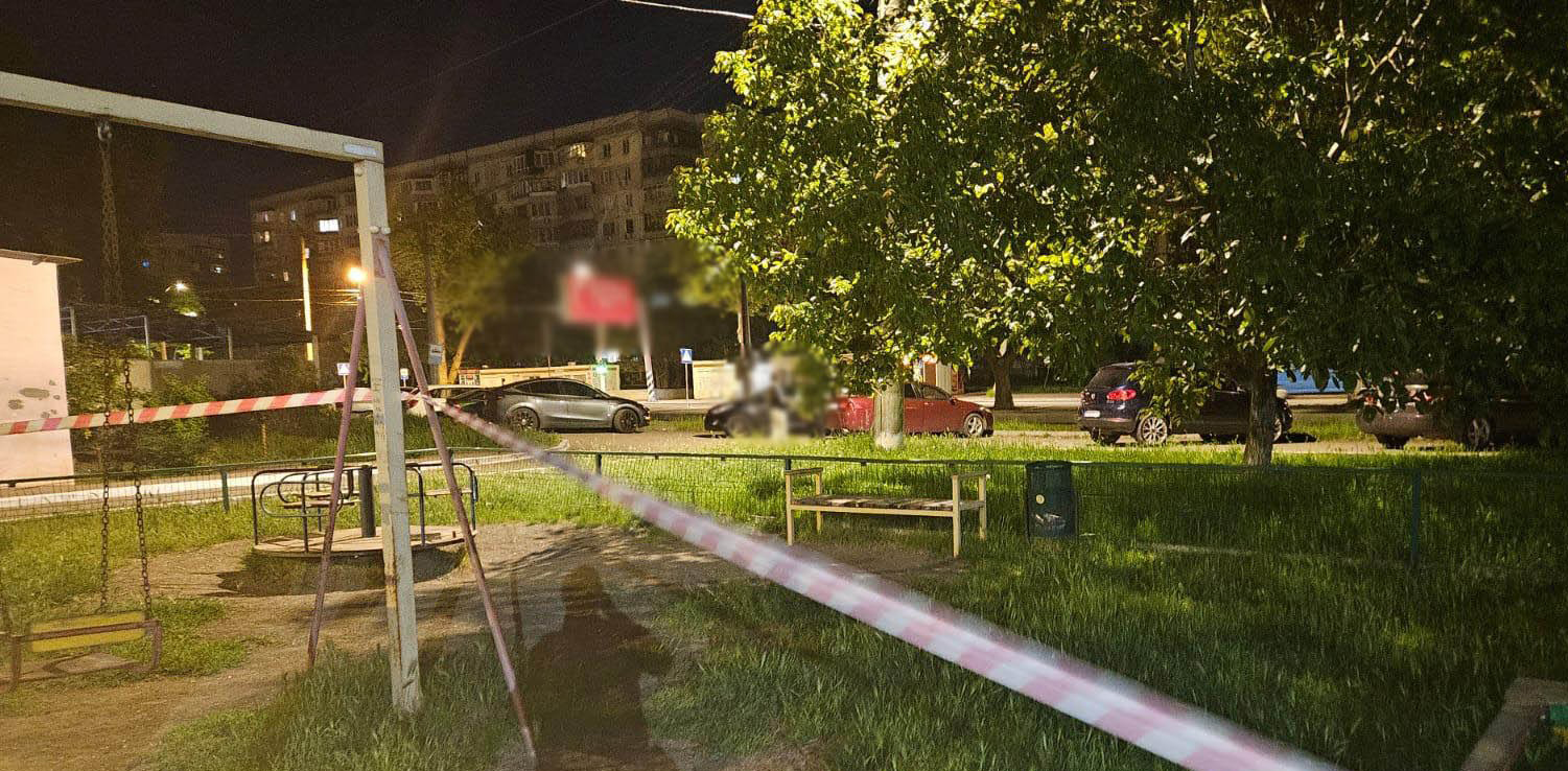 Отметка «самоубийство»: в Одессе на детской площадке обнаружили тело женщины с ножевым ранением шеи