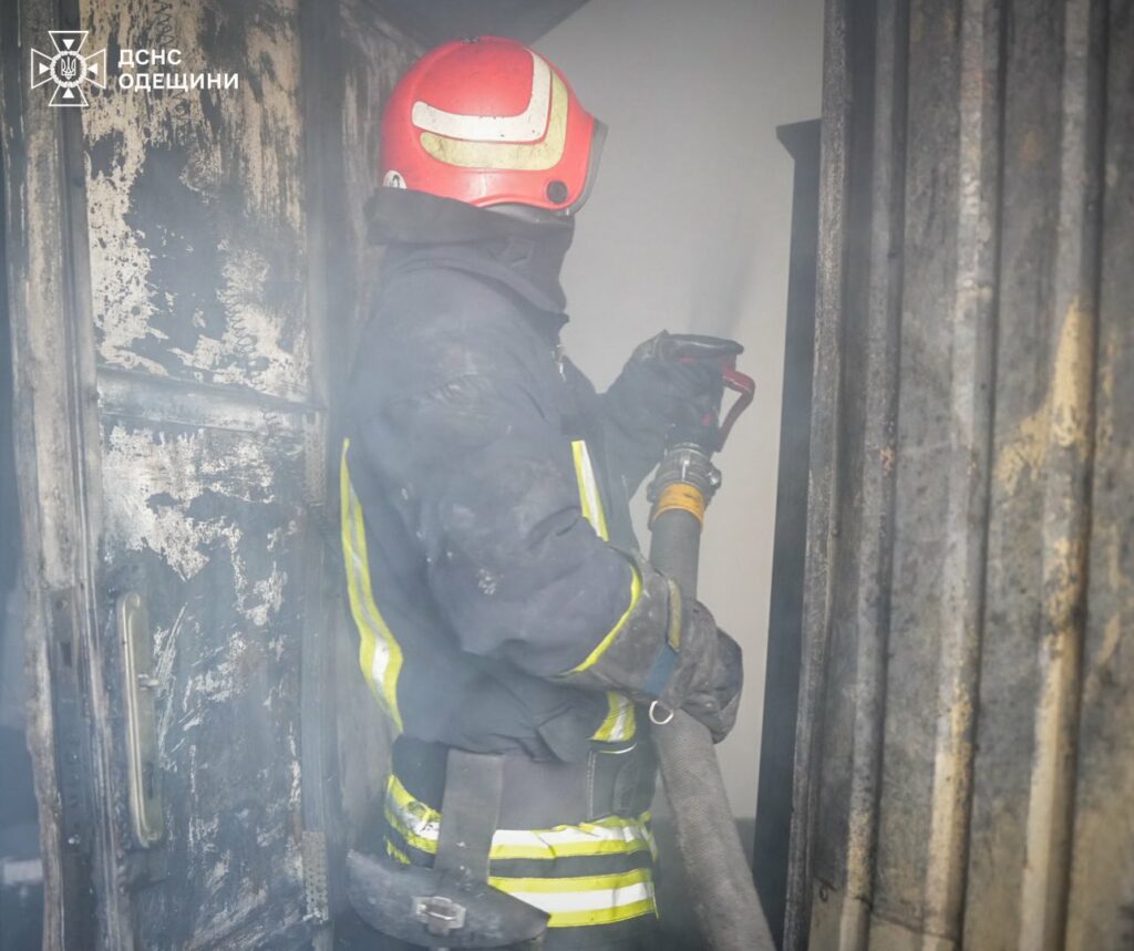 Понад 60 рятувальників ліквідовували наслідки ворожої атаки на порти Одещини (фото, відео) Более 60 спасателей ликвидировали последствия вражеской атаки на порты Одесской области