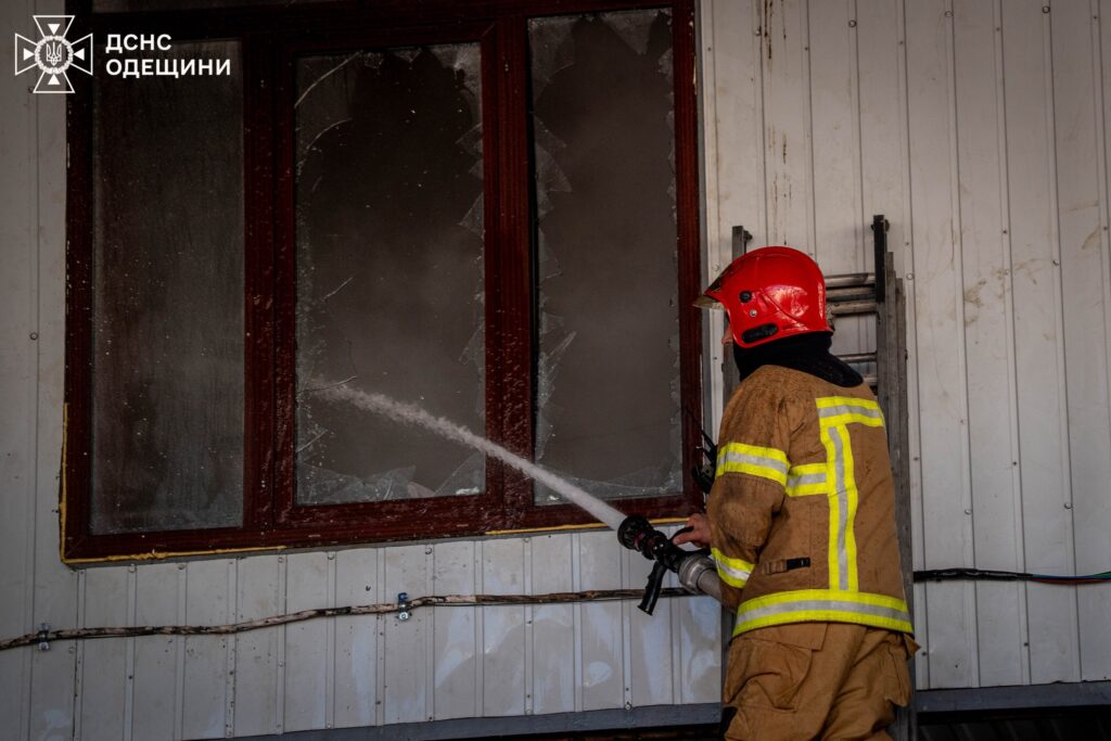 Масштабна пожежа на Грушевського: рятувальники гасили спортзал із лазнею Масштабный пожар на Грушевского: спасатели тушили спортзал с баней