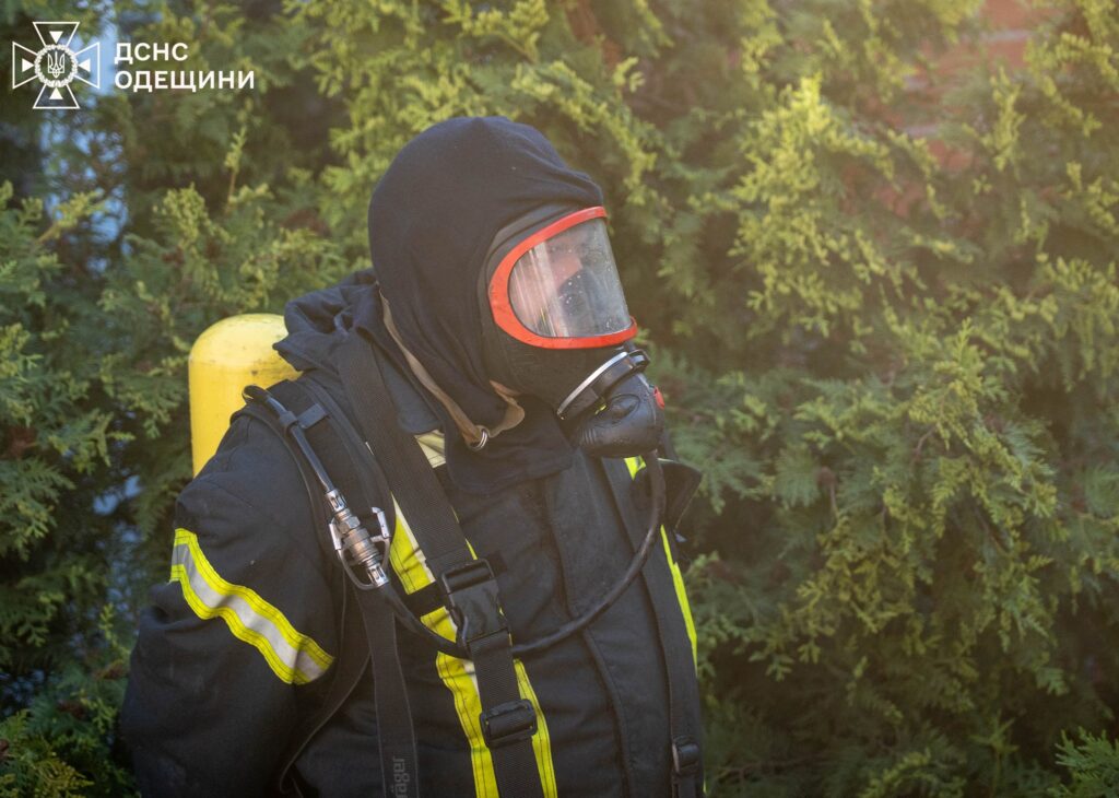 Масштабна пожежа на Грушевського: рятувальники гасили спортзал із лазнею Масштабный пожар на Грушевского: спасатели тушили спортзал с баней