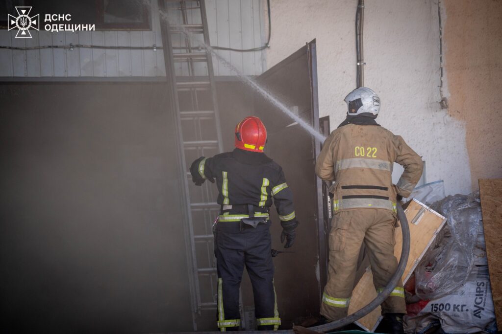 Масштабна пожежа на Грушевського: рятувальники гасили спортзал із лазнею Масштабный пожар на Грушевского: спасатели тушили спортзал с баней