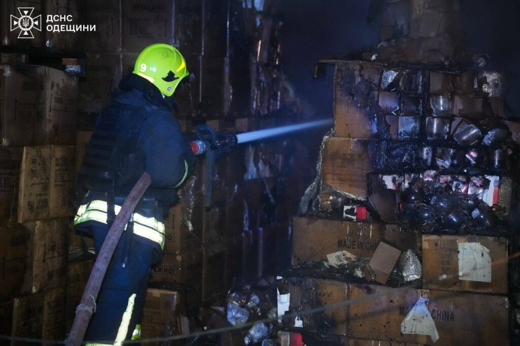 Руйнування будинку та масштабна пожежа на складі: ДСНС показала наслідки атаки на Одесу Разрушение дома и масштабный пожар на складе: ГСЧС показала последствия атаки на Одессу