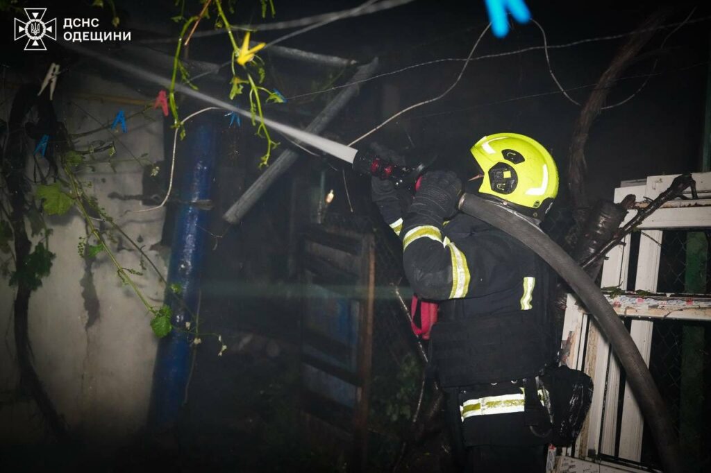Руйнування будинку та масштабна пожежа на складі: ДСНС показала наслідки атаки на Одесу Разрушение дома и масштабный пожар на складе: ГСЧС показала последствия атаки на Одессу