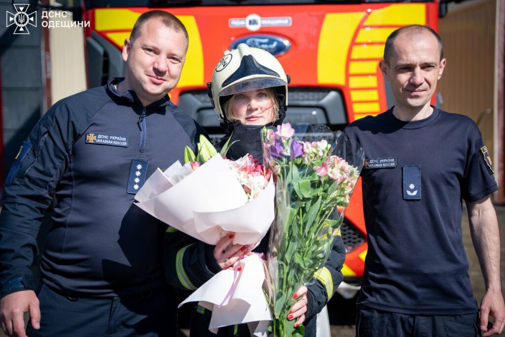 Душ із пожежних рукавів: одеські рятувальники провели колегу на пенсію (фото, відео) Душ із пожежних рукавів: одеські рятувальники провели колегу на пенсію (фото, відео)