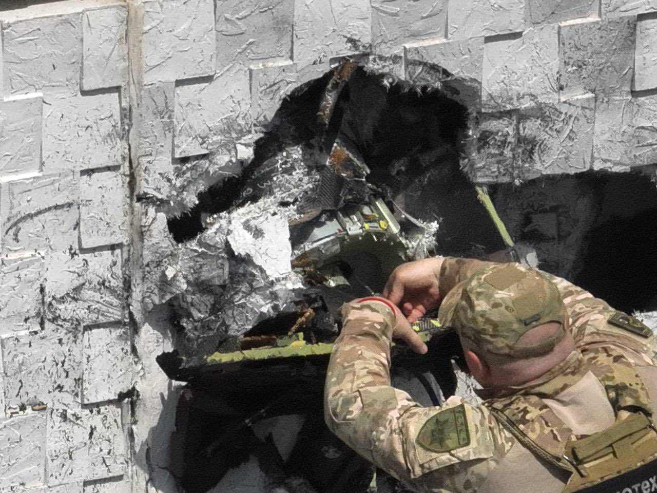 В Одессе из разрушенной стены дома извлекли боевую часть «шахеда» (фото, видео) В Одессе из разрушенной стены дома извлекли боевую часть «шахеда» (фото, видео)