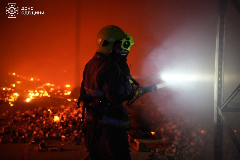 Руйнування будинку та масштабна пожежа на складі: ДСНС показала наслідки атаки на Одесу Разрушение дома и масштабный пожар на складе: ГСЧС показала последствия атаки на Одессу