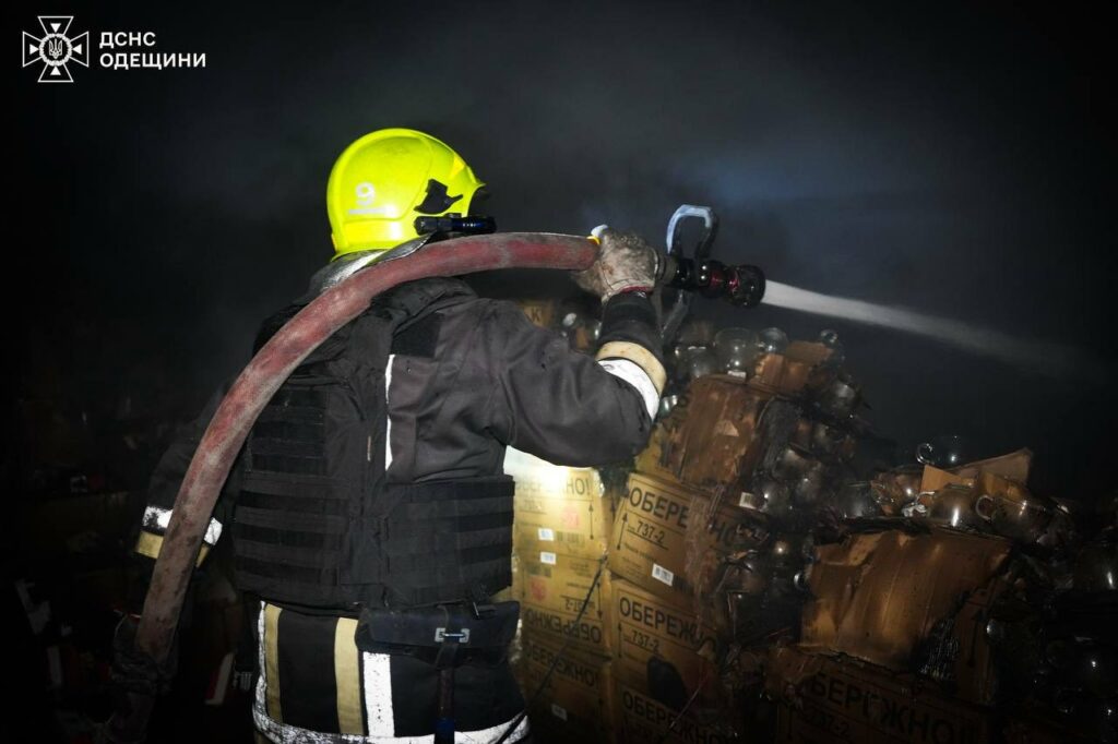 Руйнування будинку та масштабна пожежа на складі: ДСНС показала наслідки атаки на Одесу Разрушение дома и масштабный пожар на складе: ГСЧС показала последствия атаки на Одессу
